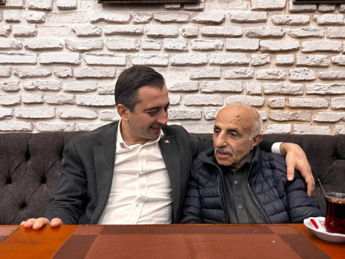 Kurtuluş Caddesi’nde yıllarca esnaflık yapan Hanifi Kadife’yi yeni işletmesinde ziyaret